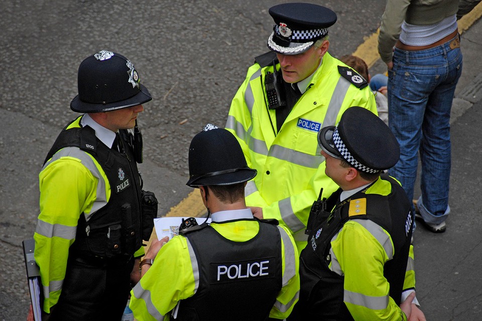 На электросамокат с ружьем: британскую полицию подготовили к борьбе с нарушителями
