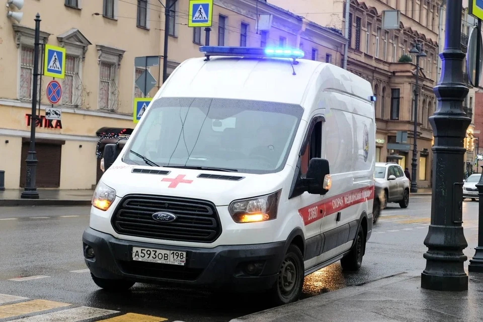 Двоих школьниц нашли в туалете центра психиатрии в Петербурге с ранами на руках.