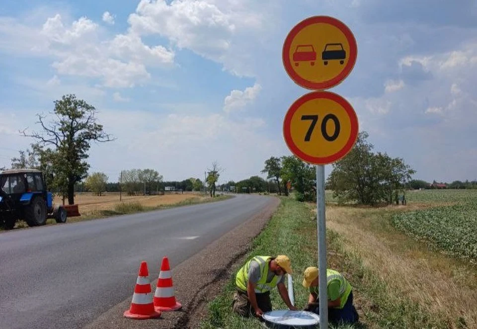 В Херсонской области активно устанавливаются дорожные знаки для водителей. ФОТО: минтранс Херсонской области