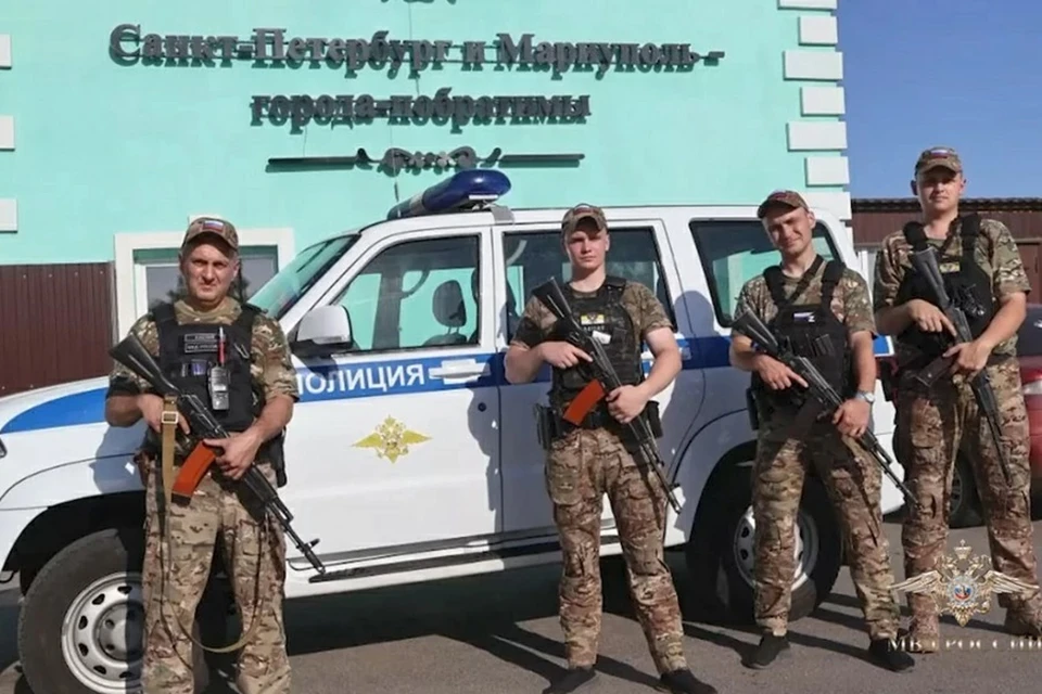 Полицейские, прибывшие из Санкт-Петербурга в Мариуполь, спасли на пожаре детей. Фото: Пресс-центр МВД России