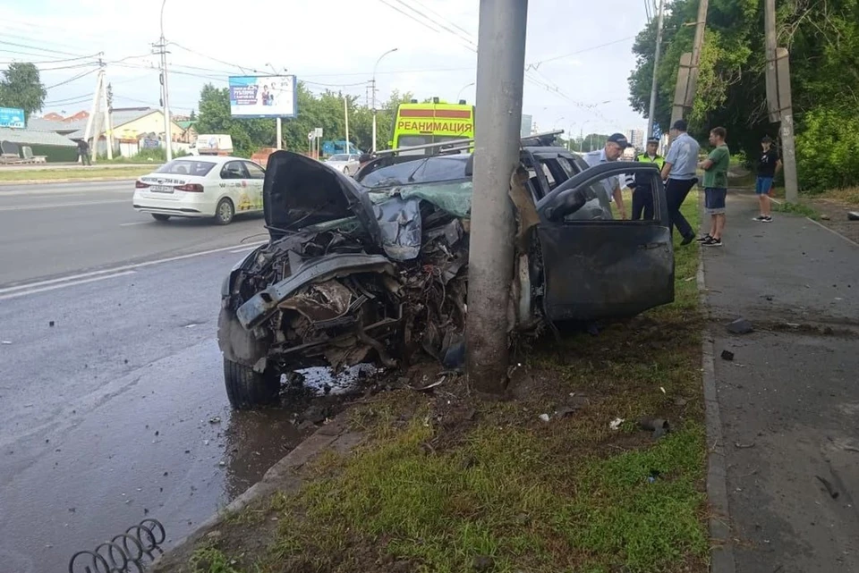 Автомобиль врезался в столб. Фото: Госавтоинспекция Новосибирска