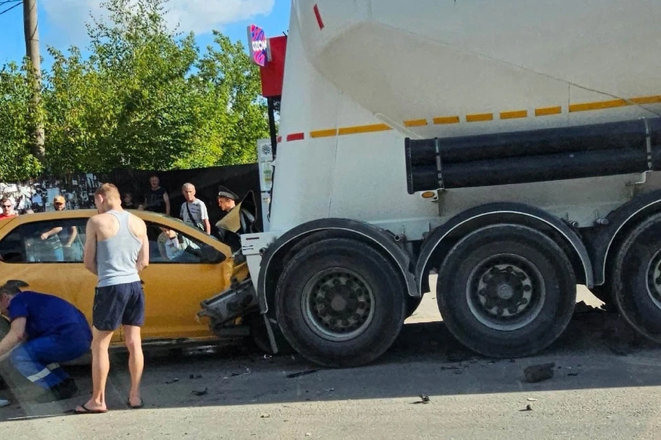 Легковушка поднырнула под грузовик в Ясногорске Тульской области. Фото: «Типичный Ясногорск».