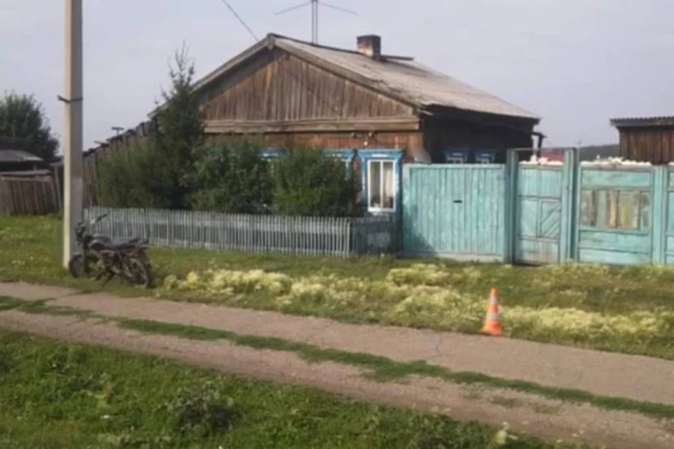 Нарушитель съехал на попутную дорогу, не справился с управлением и допустил наезд на бетонный столб.