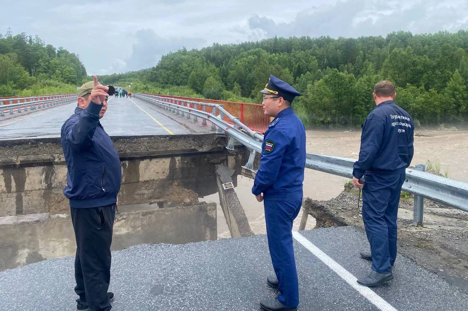 Мост обрушился через реку Большой Зангисан в Бурятии. Фото: прокуратура Бурятии.