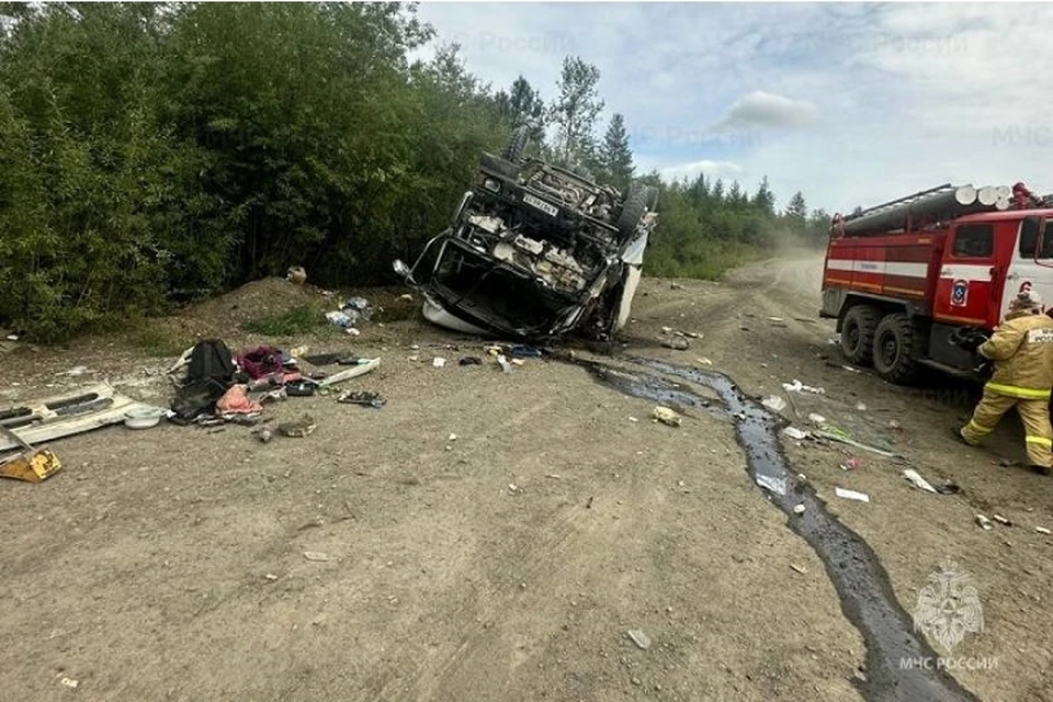 Грузовой автомобиль опрокинулся в Магаданской области Фото: ГУ МЧС России по Магаданской области