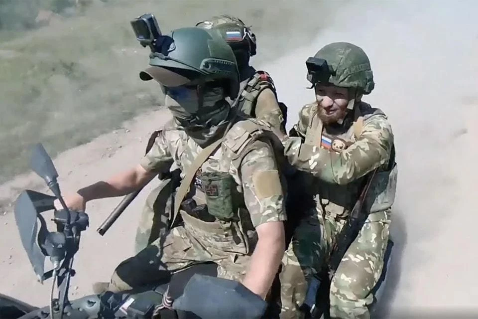 Минобороны: для захвата опорных пунктов штурмовики РФ используют мотоциклы. Фото: кадр из видео