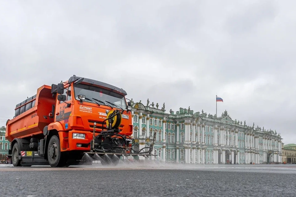 В Петербурге на очистку улиц израсходовали рекордные 1 млн кубометров воды.