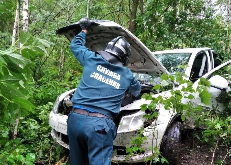 Ульяновские спасатели помогли автоледи, попавшей в ДТП. ФОТО: тг-канал Управления гражданской защиты Ульяновска