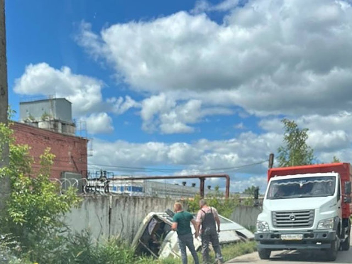 Пассажирский автобус улетел в кювет в Нижегородской области: 11 человек  пострадали - KP.RU