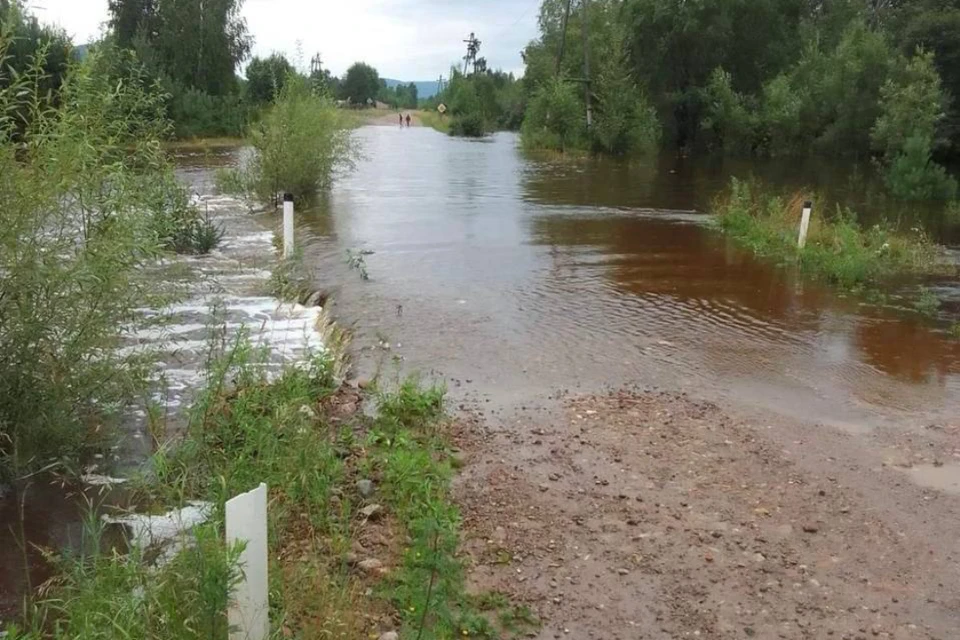 Река Бирюса подтопила автомобильную дорогу в Тайшетском районе.