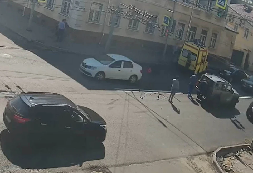 Находившийся в машине пациент госпитализирован. Фото: Подслушано в Ярославле.