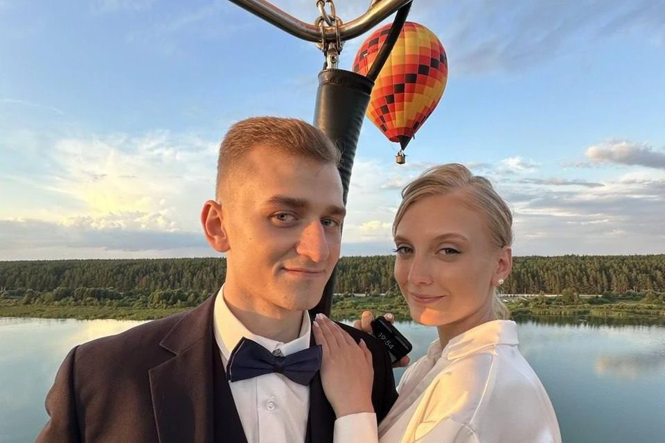 В небе над Рязанью заключили брачный союз Анастасия и Максим Есенины. Фото: ТГ-канал Артема Никитина.