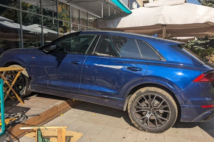 Разбито окно, снесены столы. Audi влетела в кафе в центре Краснодара