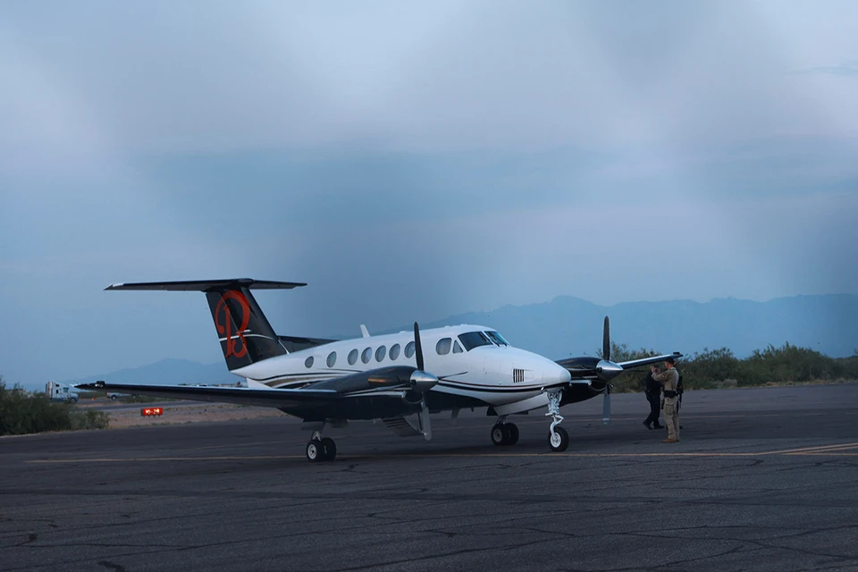 Работник местного аэропорта рассказал: борт Beechcraft King Air приземлился на взлетно-посадочной полосе, где его уже поджидали федеральные агенты.