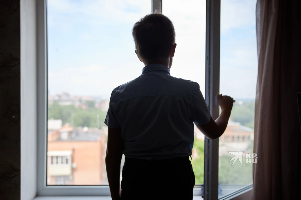 На окнах в здании оздоровительного комплекса отсутствовали блокирующие устройства