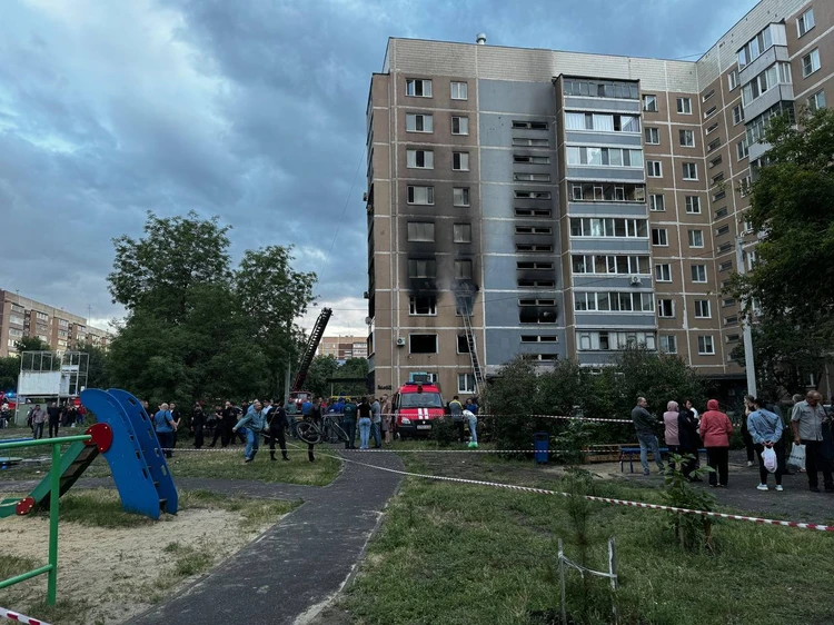 Ребенок погиб, трое взрослых — пострадали: в Ульяновске горит многоэтажка