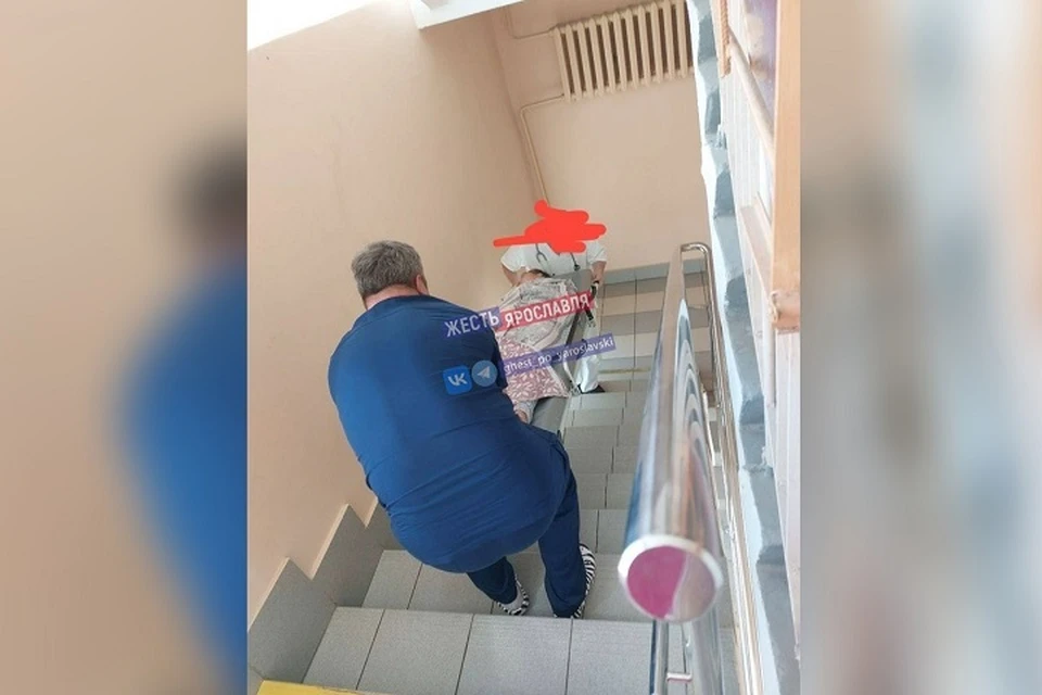 Медики детской больницы носят пациентов по лестнице. ФОТО: группа "Жесть Ярославль" ВКонтакте