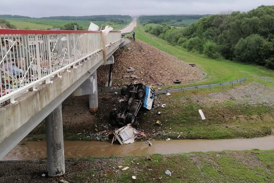 Водитель и пассажир грузовика погибли.