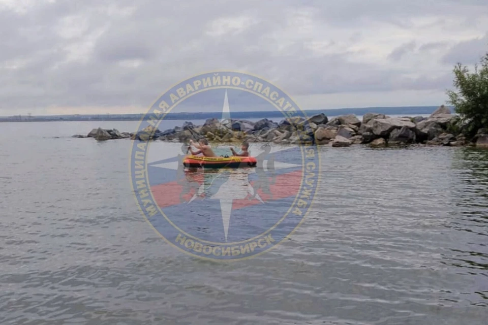 Спасатели вытащили из воды 8-летних новосибирцев, плавающих на лодке без жилетов. Фото: спасатели МАСС.
