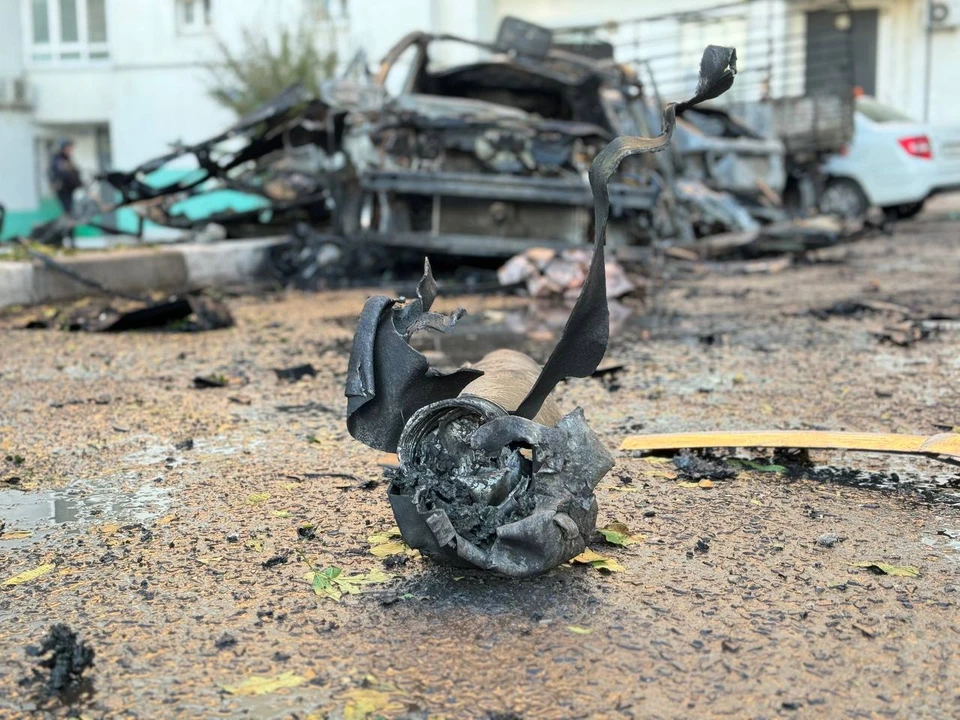 Один из боеприпасов противника прямым попаданием разрушил верхний этаж частного дома.