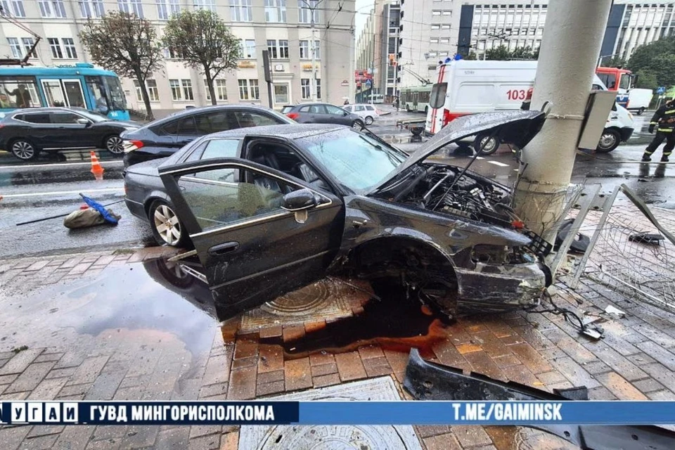В Минске на проспекте Машерова водитель Cadillac врезался в BMW, а затем в столб из-за плохого самочувствия. Фото: телеграм-канал УГАИ ГУВД Мингорисполкома