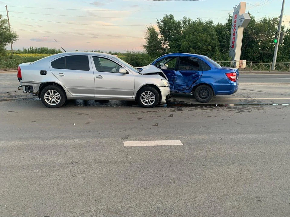 В результате 40-летнего пассажира автомобиля «Лада Гранта» с различными травмами госпитализировали в больницу