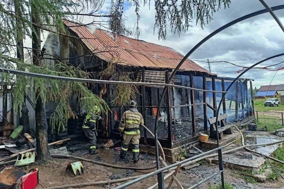 Общая площадь пожара составила 165 кв.м. Фото: МЧС Удмуртии