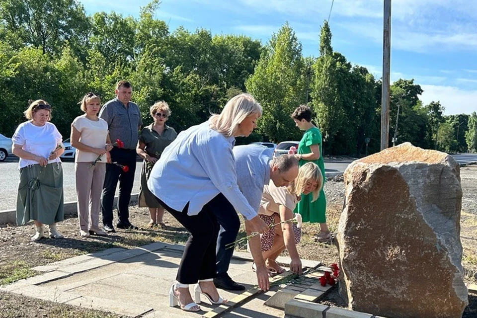 В Красном Луче почтили память мирного жителя, который погиб от ракетного удара со стороны ВСУ по городу. Фото - телеграм-канал главы Красного Луча Сергея Соловьева