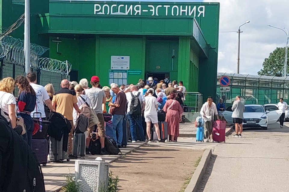 Мост из Европы в Россию: жители Эстонии идут к нам пешком за продуктами и лекарствами