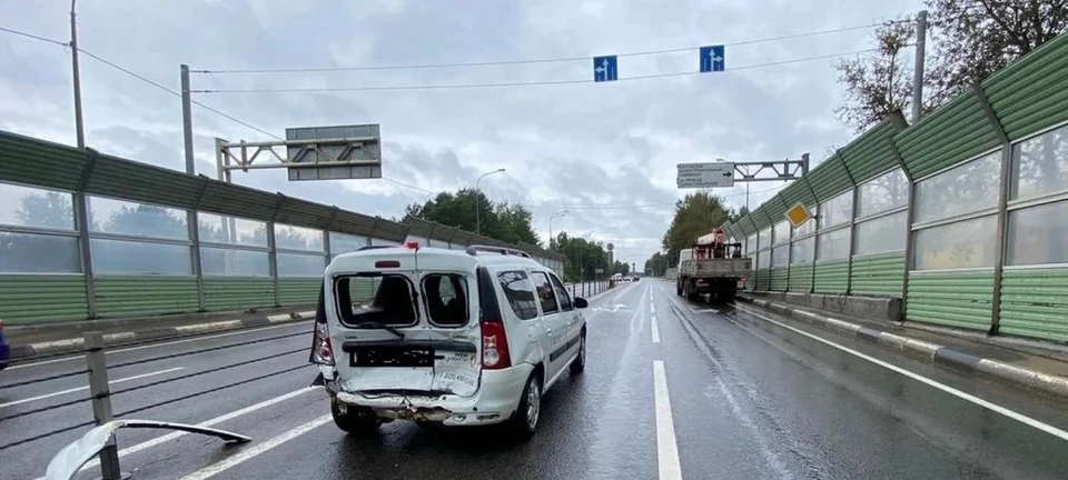 В Калуге «Лада» столкнулась с двумя грузовиками