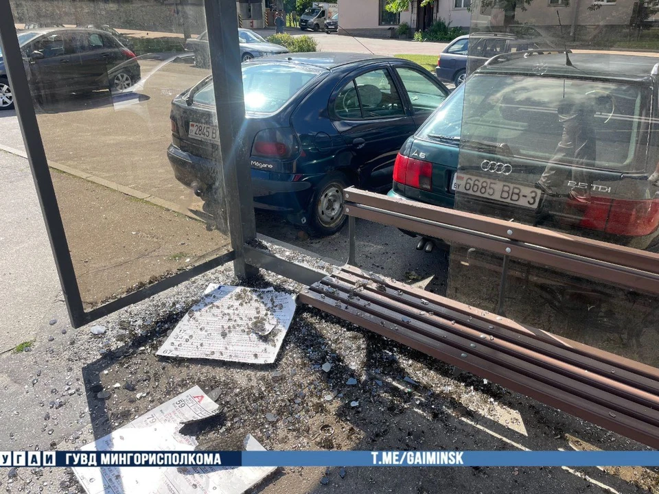 Водитель Audi задел остановку, сдавая назад на Партизанском проспекте в Минске. Фото: телеграм-канал УГАИ ГУВД Мингорисполкома