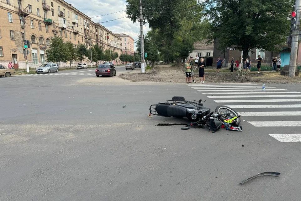 15-летний водитель мопеда и его 14-летний пассажир получили травмы различной степени тяжести. ФОТО: Госавтоинспекция ЛНР