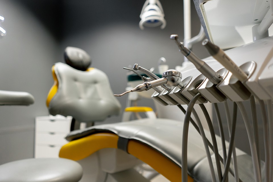 Бормашинят роботы, а не человек: Искусственный интеллект впервые в истории сверлил зуб человеку