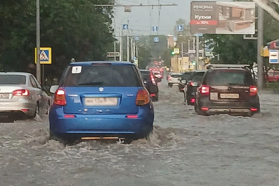 В Уфе последний месяц лета начался с сильного ливня, затопившего дороги и пешеходные зоны. На фото: бульвар Ибрагимова