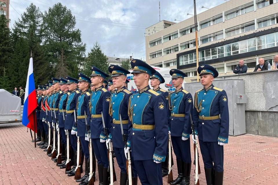 2 августа, в честь 94 годовщины создания воздушно-десантных войск РФ, сотни военнослужащих ВДВ и ветеранов собрались у Мемориального комплекса. Фото: Департамент информационной политики