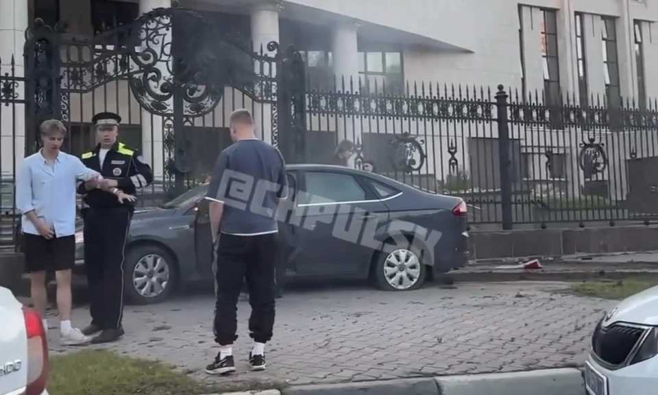 4 августа автомобиль «Ford Mondeo» протаранил ворота Центробанка на Гончарова ФОТО: скрин видео из телеграм-канала ЧП Ульяновск