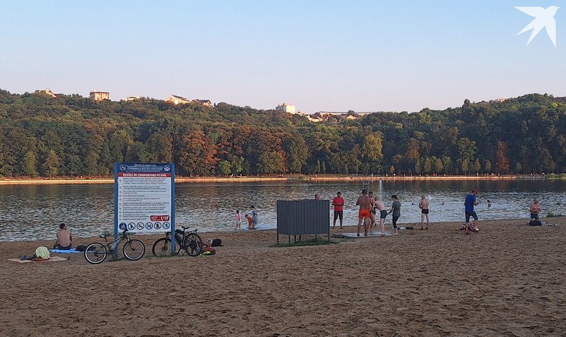 Смело можно отправляться на городской пляж - жары и солнца будет мало! Фото: "КП"