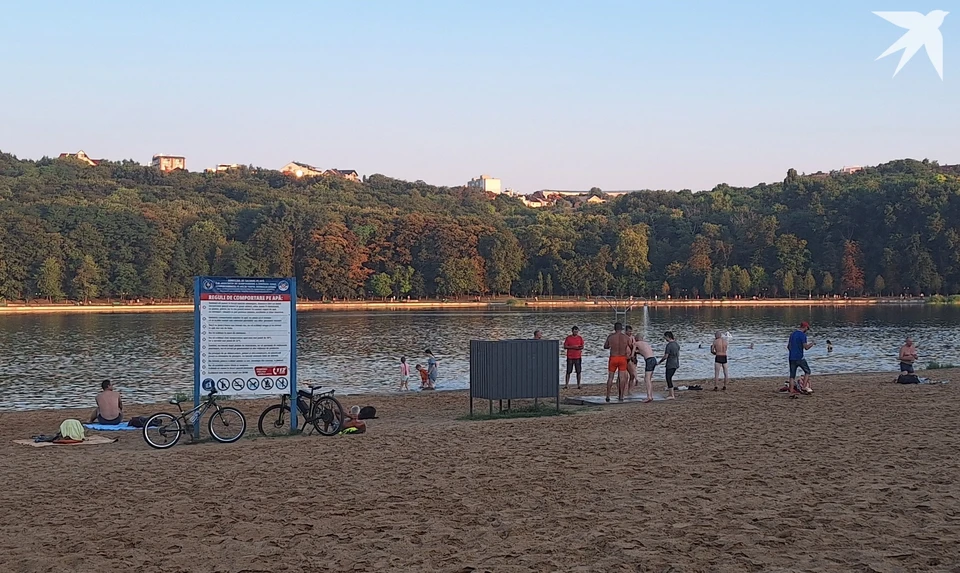 Смело можно отправляться на городской пляж - жары и солнца будет мало! Фото: "КП"