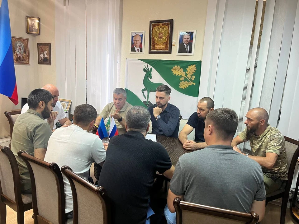 На выездном совещании представители астраханской власти обсуждают вопросы по восстановлению Кременского округа