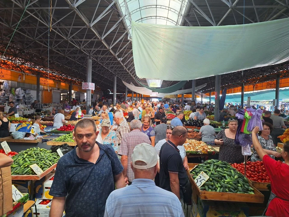 На Центральном рынке Кишинева много покупателей.