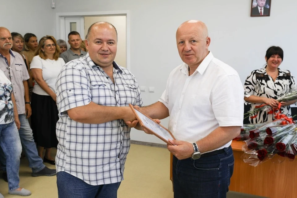 В Мариуполе отметили работу сотрудников Управления капстроительства. Фото: ТГ/Моргун