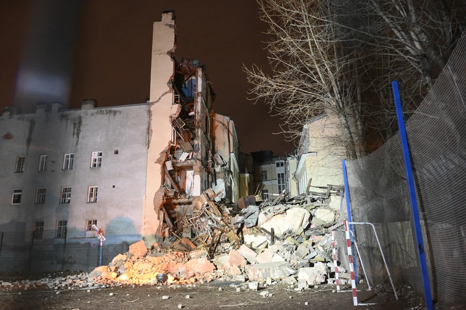 Аварийного жилья в Петербурге стало больше в разы. На снимке - рухнувший флигель на Гороховой.