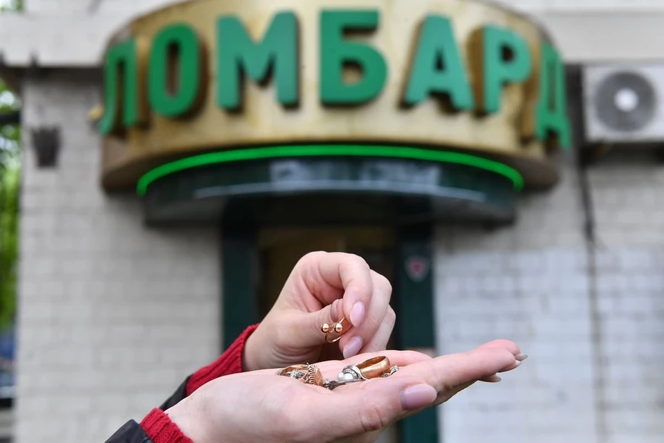 Мужчина сдал золото в ломбард, а деньги потратил.