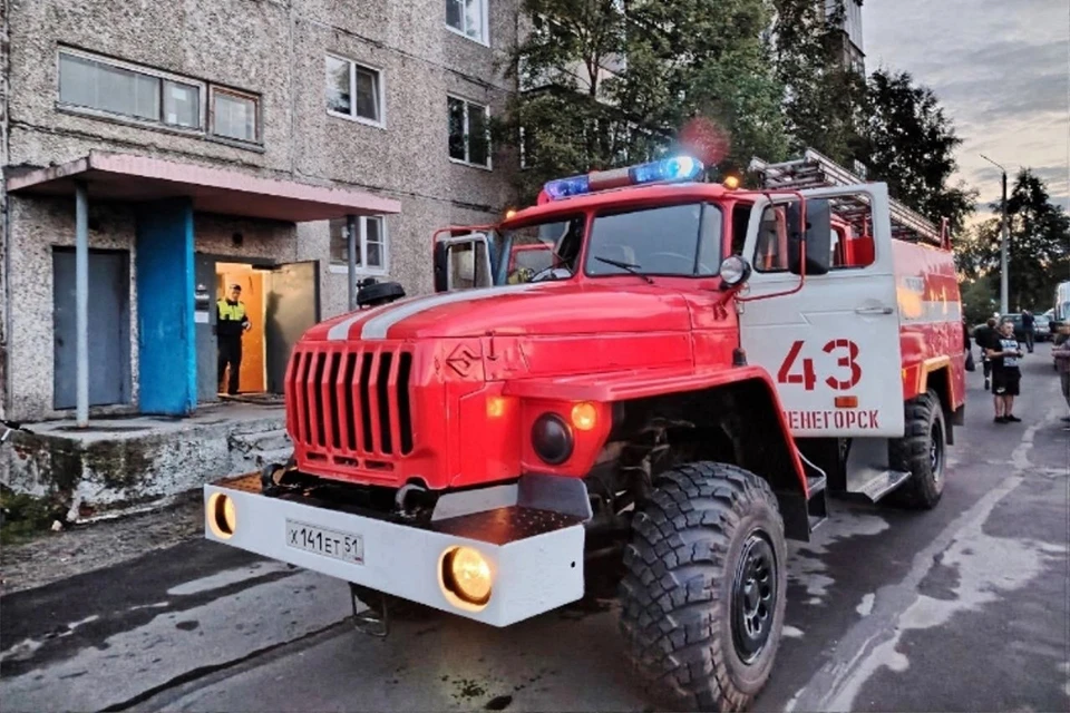 Вечером 12 августа случился серьезный пожар в жилом доме на Молодежном бульваре, 3 в Оленегорске. Фото: Управление по ГОЧС и ПБ Мурманской области / vk.com/murman01