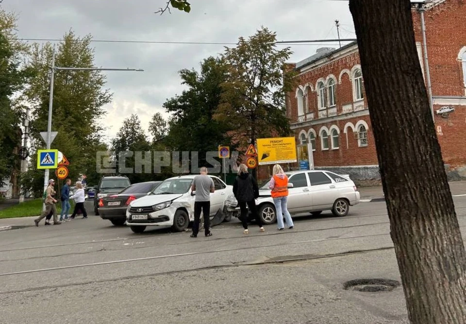 В Ульяновске временно встали трамваи из-за столкновения двух автомобилей. Фото телеграм-канал ЧП Ульяновск