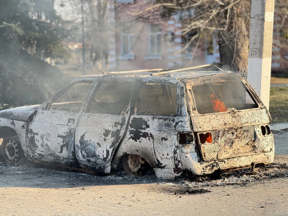 В результате атак два автомобиля полностью уничтожены.