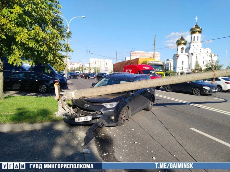 В Минске водитель Toyota не справился с управлением и врезался в осветительную мачту. Фото: телеграм-канал УГАИ ГУВД Мингорисполкома