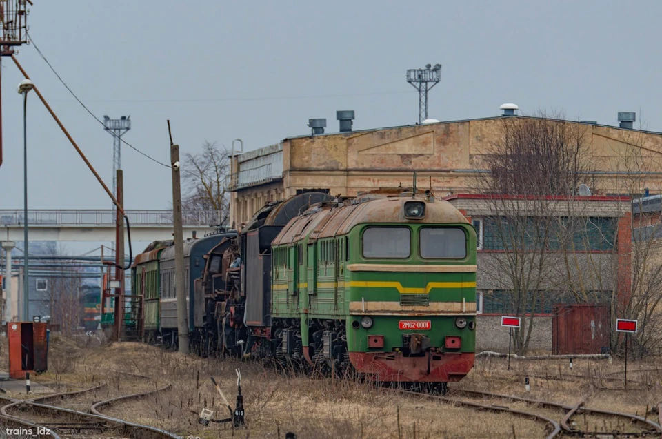 В Кузбасс Электровоз после схода устоял на рельсах. Фото - соцсети.