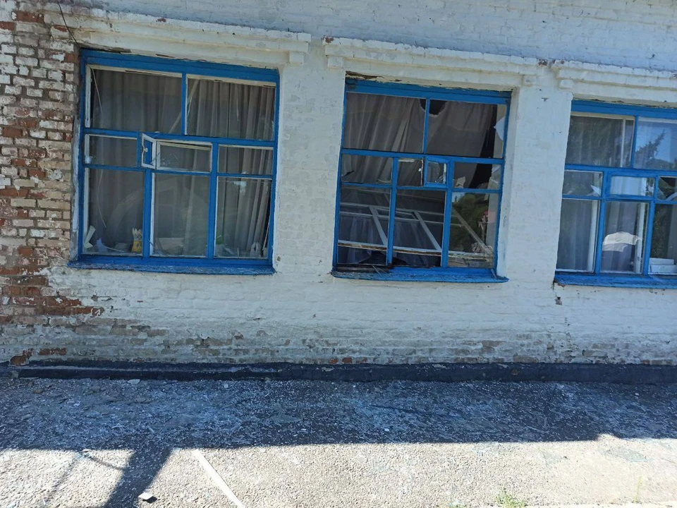 В результате взрыва дрона в здании выбило окна.