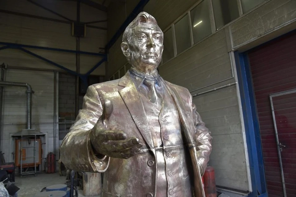 Памятник выполнен из бронзы, а его высота составляет 2,3 метра. Фото: Департамент информационной политики Свердловской области.